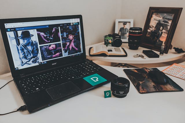 Professioneller Website Relaunch: Ein moderner Arbeitsplatz mit Laptop und Tablet, der die Modernisierung einer Website durch feinform webdesign in Fulda zeigt.