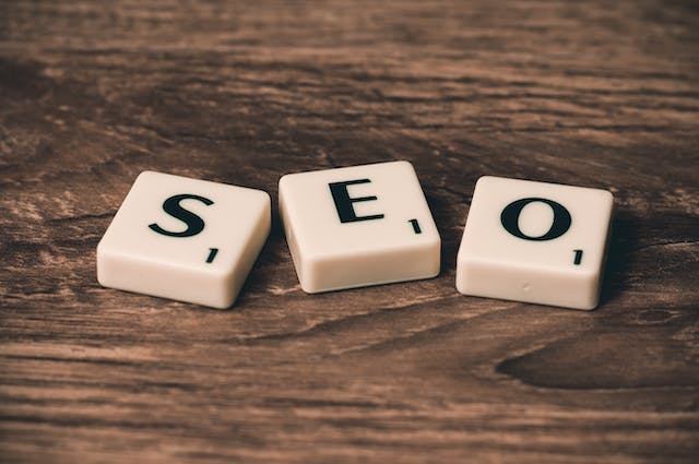 Optimierung für Top-Rankings bei Google: Ein Aufwärts-Chart als Symbol für professionelle Suchmaschinenoptimierung (SEO) für feinform Kunden.