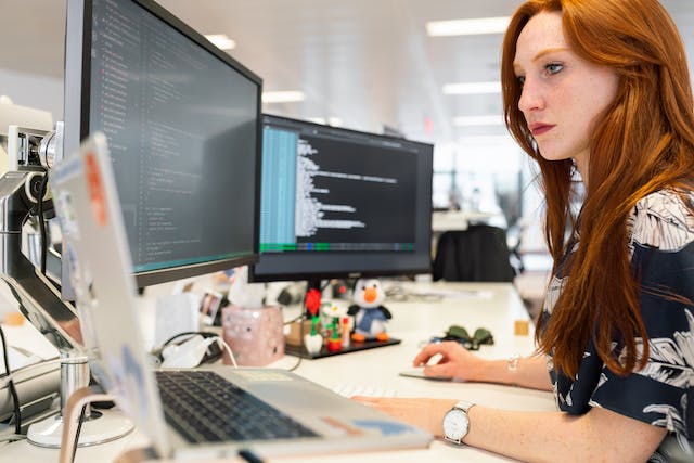 Der kreative Prozess des Webdesigns: Ein Webdesigner erstellt ein benutzerfreundliches UI/UX-Konzept für eine moderne Website bei feinform.
