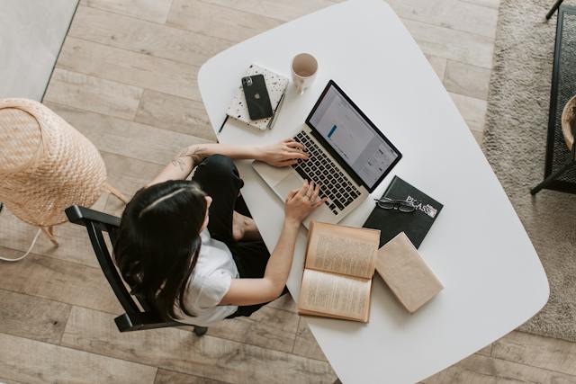 Der kreative Prozess des Schreibens: Ein Arbeitsplatz mit Laptop, Kaffee und Notizbuch bei feinform-webdesign.de in Fulda für starke Werbetexte.