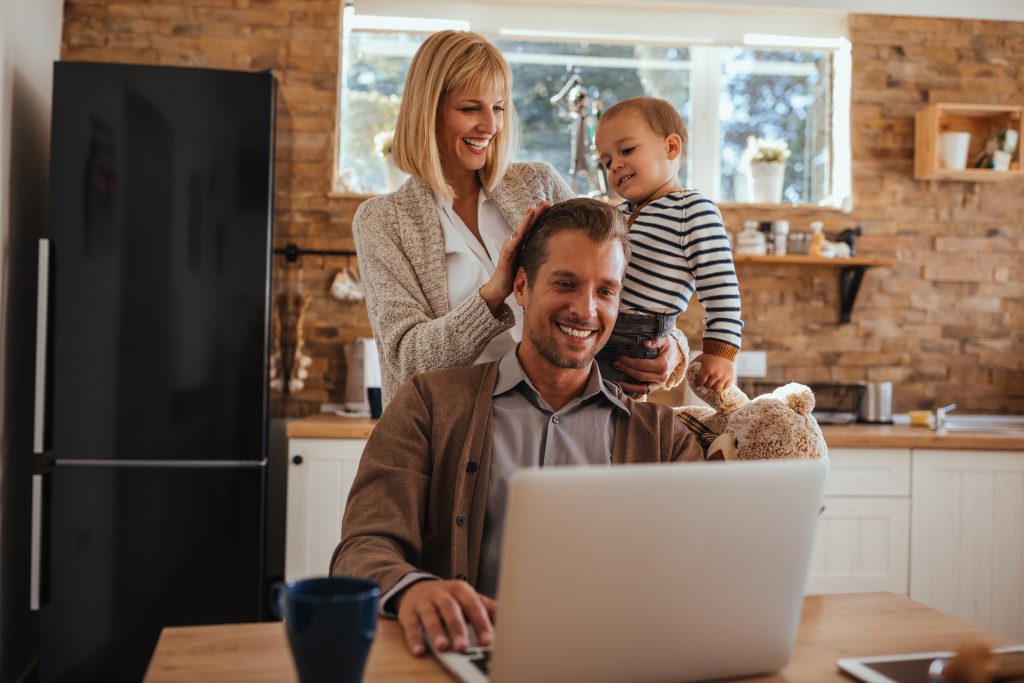 Glückliche Familie sucht online nach einem zuverlässigen Handwerker – Vertrauen durch professionelles Webdesign von Feinform.